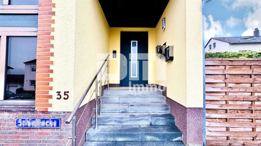Umfangreich teilsaniertes Dreifamilienhaus mit Garage + PV Anlage und großem Garten - Haupteingang